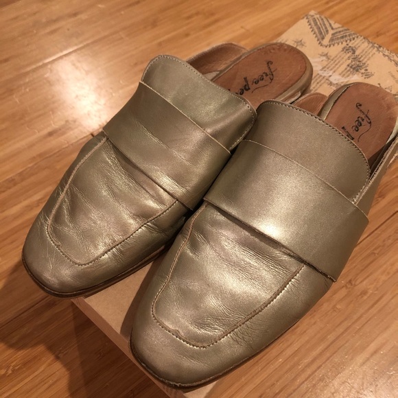 Free People slides . - Picture 1 of 6